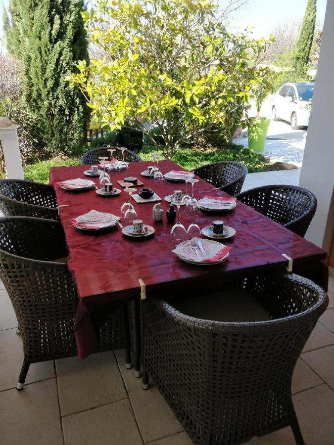 Les Chenes Chez Jo Et Aime Bed & Breakfast Régusse Dış mekan fotoğraf