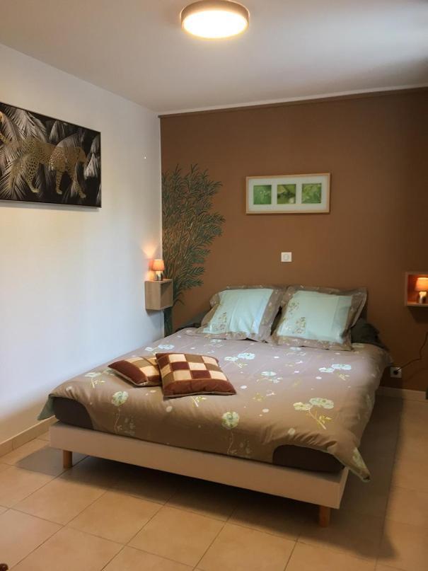 Les Chenes Chez Jo Et Aime Bed & Breakfast Régusse Dış mekan fotoğraf